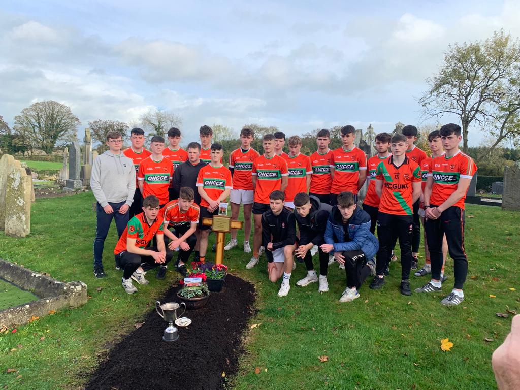 laveygac's tweet photo. Sometimes a picture paints a thousand words. These group of lads wanted to pay tribute to the man who started them off this season. Bringing the cup to him. Collie this one is for you 🟠🟢
#laveyabu
@Doiregaa @McGurkArch https://t.co/iSoDdREyRb