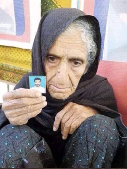مادری که تنها نان آورش در بلوچستان به قتل رسید ! تنها ثروتش همین یک عکس می باشد ! شرمتان باد #اعتصابات_سراسری #مهسا_امینی
