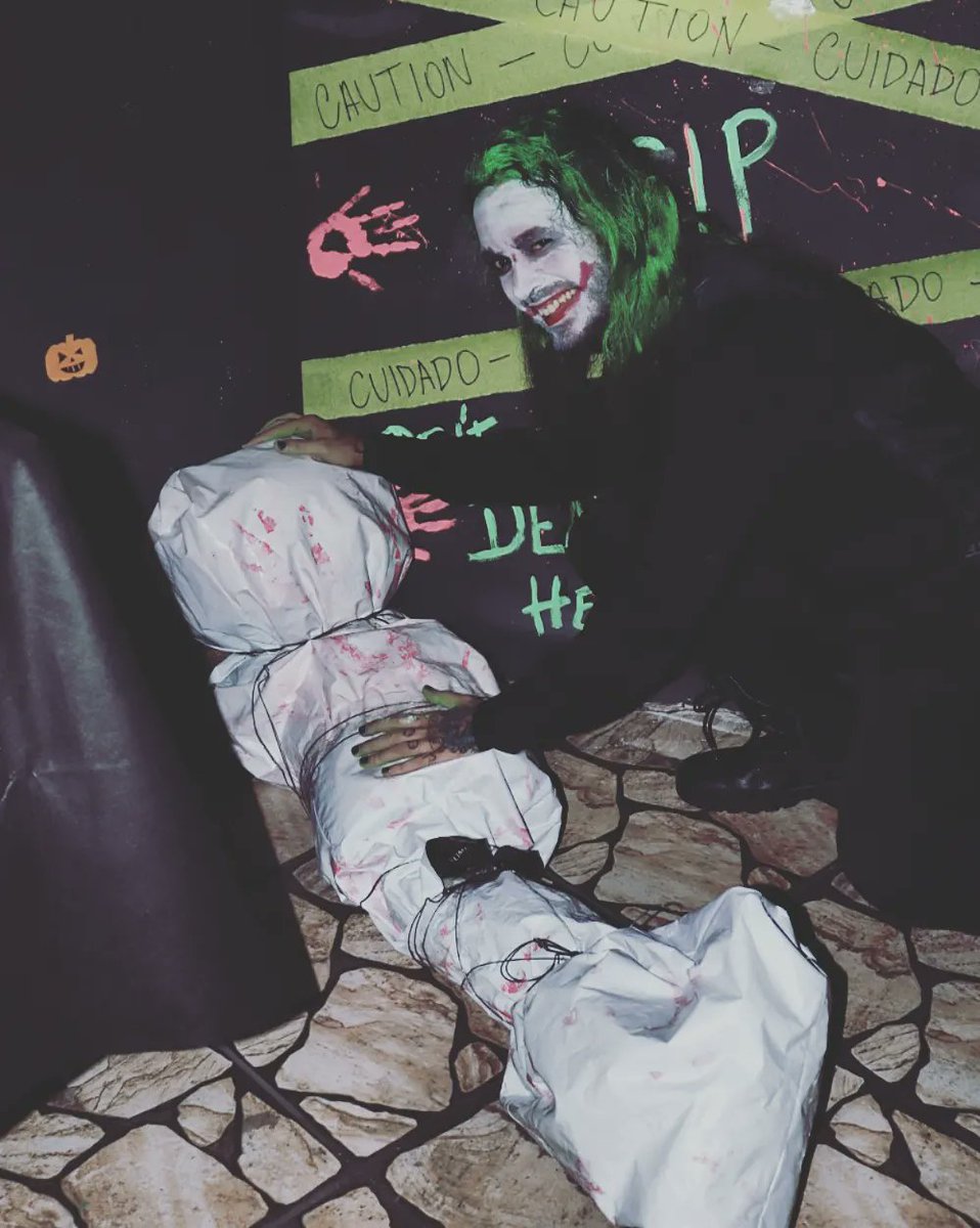 johnrocklee91's tweet photo. Halloween party de ontem foi sensacional! Bebidas , decoração e companhias perfeitas 🖤🎃🕸️🕷️

#halloween #halloweencostume
#halloweenparty
#joker #coringa #freirahalloween #serialkiller #fantasmadaopera #phantonoftheopera #hogwarts #huflepuff #terror #horror https://t.co/AByMYSGHrC