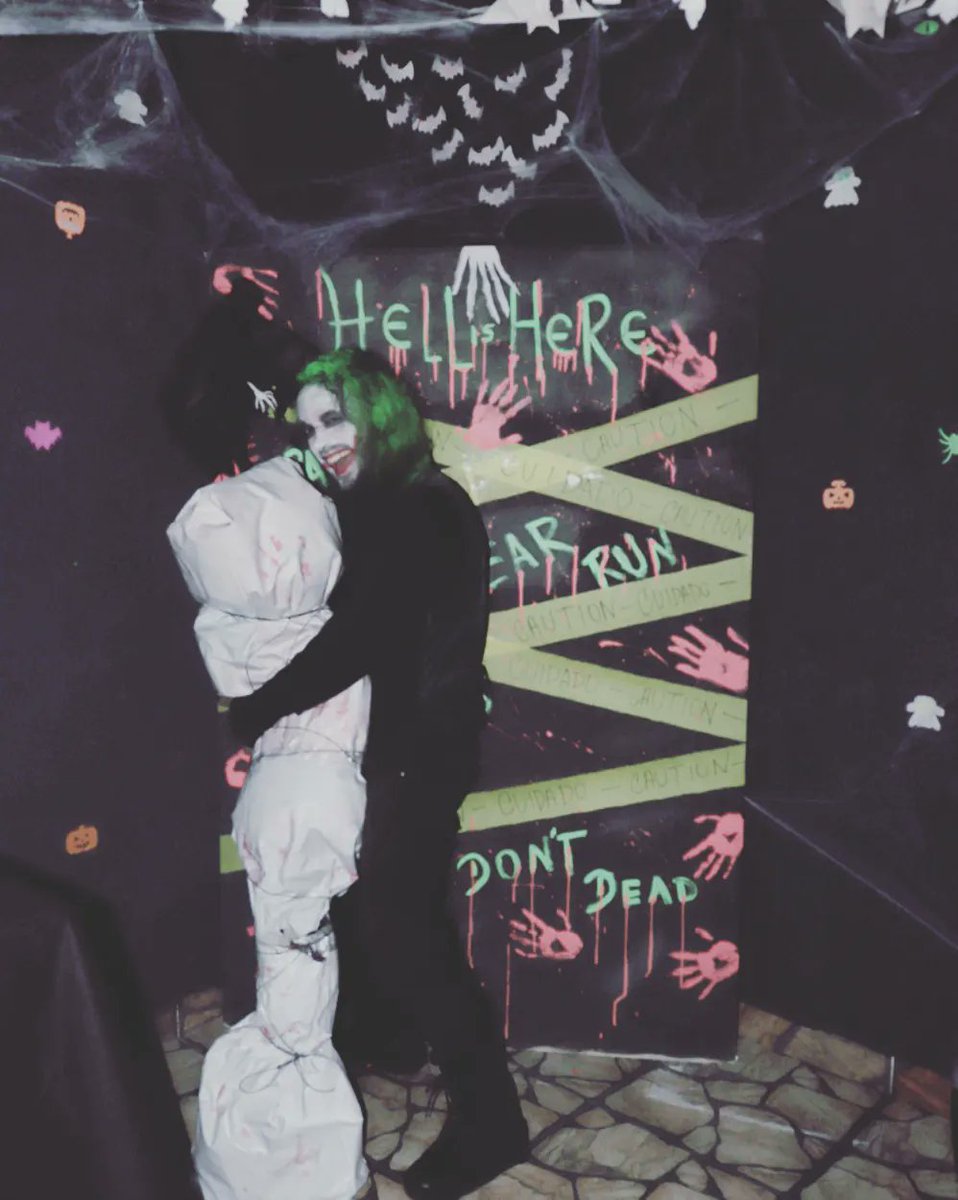 johnrocklee91's tweet photo. Halloween party de ontem foi sensacional! Bebidas , decoração e companhias perfeitas 🖤🎃🕸️🕷️

#halloween #halloweencostume
#halloweenparty
#joker #coringa #freirahalloween #serialkiller #fantasmadaopera #phantonoftheopera #hogwarts #huflepuff #terror #horror https://t.co/AByMYSGHrC