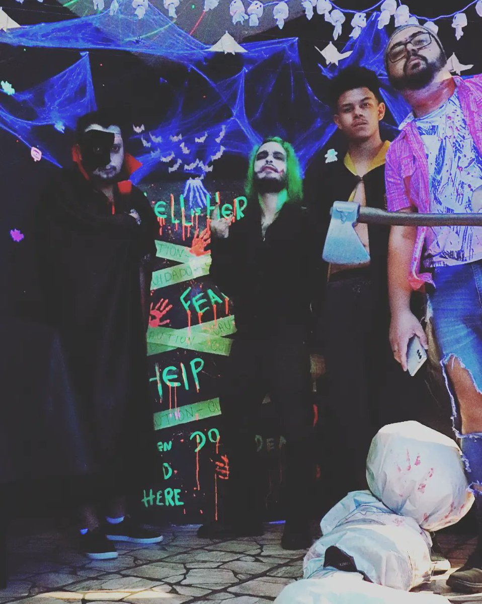 johnrocklee91's tweet photo. Halloween party de ontem foi sensacional! Bebidas , decoração e companhias perfeitas 🖤🎃🕸️🕷️

#halloween #halloweencostume
#halloweenparty
#joker #coringa #freirahalloween #serialkiller #fantasmadaopera #phantonoftheopera #hogwarts #huflepuff #terror #horror https://t.co/AByMYSGHrC