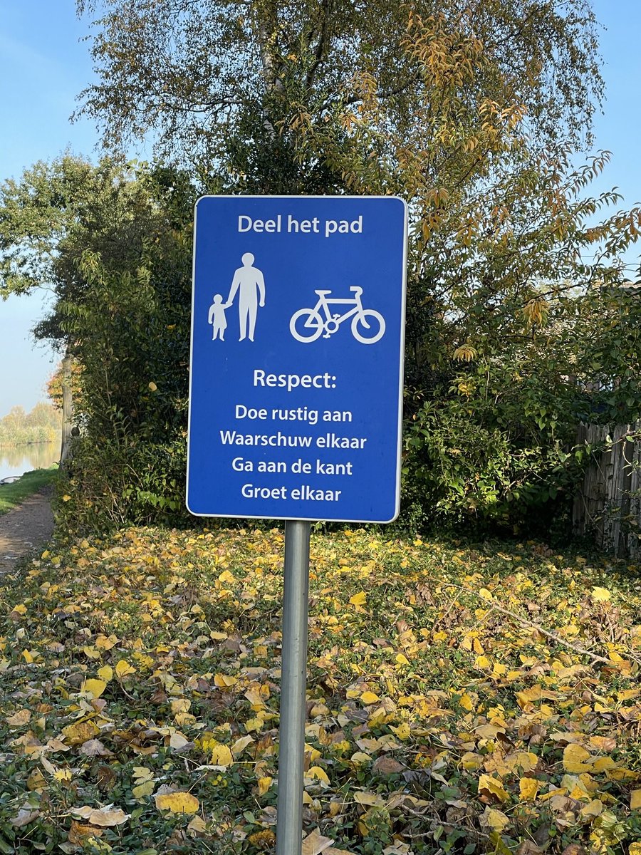 BUITENgewoonGrd's tweet photo. #deelhetpad #veiligwandelen #veiligfietsen #respectvoorelkaar @Heerenveen @grootheerenveen @wijkdorphveen @POL_Heerenveen @VeiligVerkeer https://t.co/zL59ksbaUU
