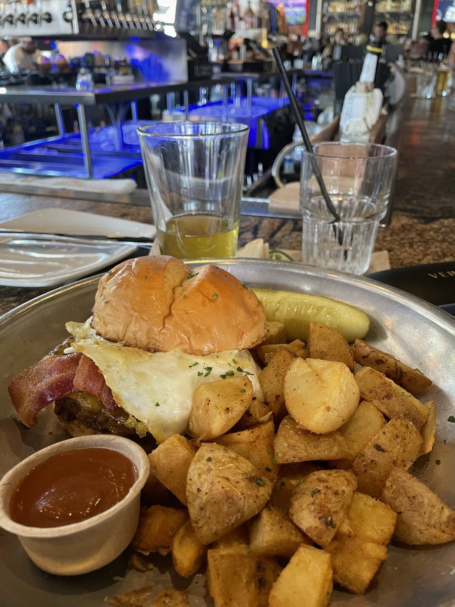 CoachHop's tweet photo. 🏈🍺🍔🥓🥚🍟 #sundayvibes #SundayBrunch #barleymash #mondaycanwait ❤️ https://t.co/dTQOrG8o8m