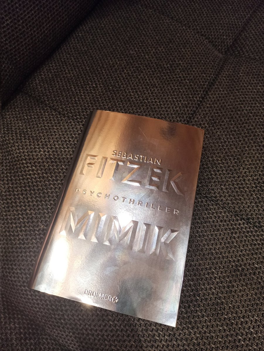 Lappyly's tweet photo. Es ist einfach mal wieder so unfassbar gut! Also wirklich, so richtig, richtig gut! #sebastianfitzek#mimik https://t.co/qKnnXxmilu