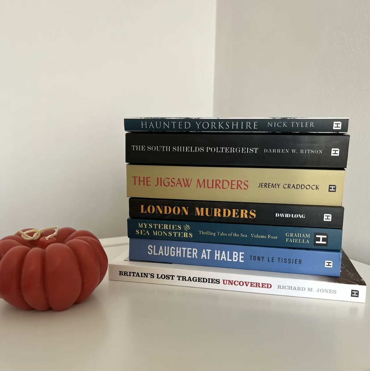 TheHistoryPress's tweet photo. In honour of it being Halloween tomorrow, we wanted to share a very special #spookystack with a few of our favourite skin-crawling picks to give you all the heebie-jeebies ✨📕
All available via our website: https://t.co/JwIw70yjL3 🎃☠️👻 #spookyseason #SpookySzn https://t.co/ikBZQRFSe2