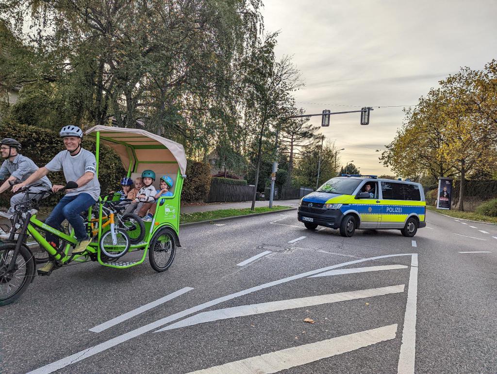 ThiloZimmermann's tweet photo. An diesem Wochenende haben 250 radelnde Kinder, Eltern und Freunde im Rahmen einer #KidicalMass quer durch #Stuttgart-Vaihingen ein Zeichen für mehr geschützten #Radverkehr gesetzt. Passend zu #Halloween kamen einige Teilnehmer im Kostüm und manche Häuser waren toll geschmückt!👻 https://t.co/d6ecOChz2t