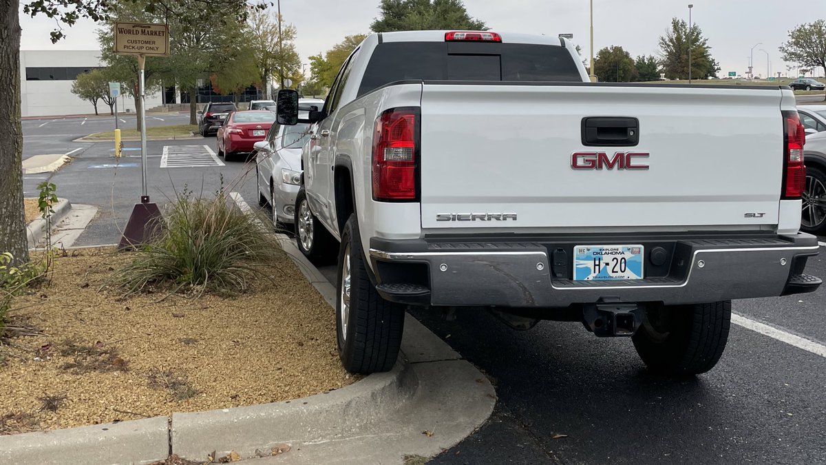 LL_Davidson's tweet photo. PaRkInG iS hArD https://t.co/wQ9asiIyXf