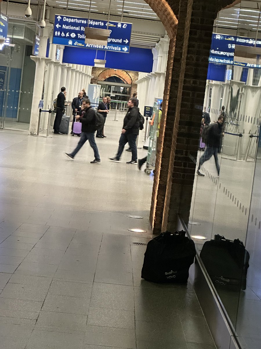 Michelle_6CATS's tweet photo. see it, say it, sort it? saw this bag on the floor @ Kings X reported it to 2 staff who said they didn’t know what to do and a policeman who told me to pick it up and take it to lost property, what the hell?  What about security risk??? @metpoliceuk  @BTPLondon  @Kingscrostation https://t.co/oW6smHygQj