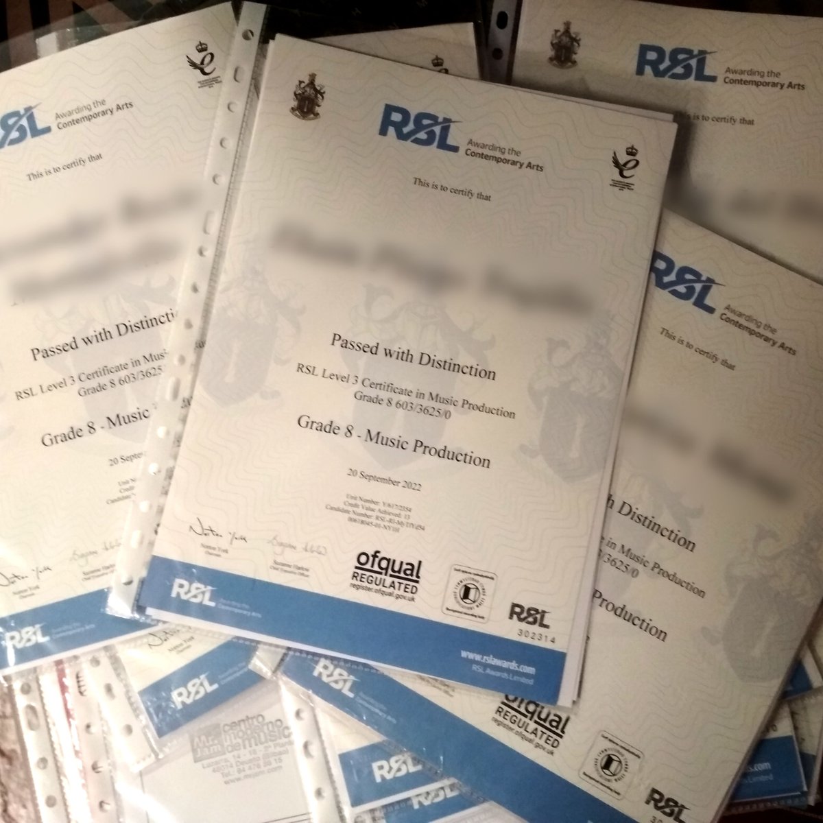 Hace ya unos días llegaron los diplomas de Producción Musical de RSL 🎧. Excelentes calificaciones para casi todos los alumnos. Como siempre, un esfuerzo que tiene su recompensa 🔥👏👏
·
#mrjam #bilbao #cursodesonido #rslawards #rockschool.spain