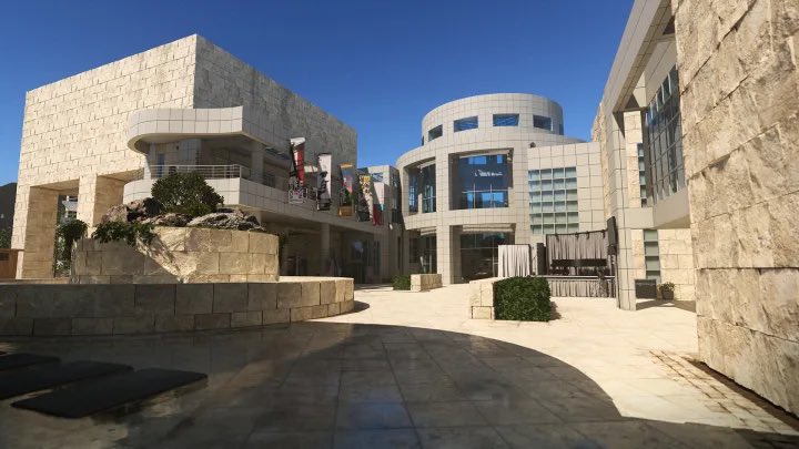 ModernWarzone's tweet photo. The museum map was in the beta for #ModernWarfare2 but wasn’t included in the full game at launch. 

Activision hasn’t released any info on why it’s been removed from the game, but I think it has something to do with copyright or other legal issues with the Getty museum in LA. https://t.co/2LU5QySDq8