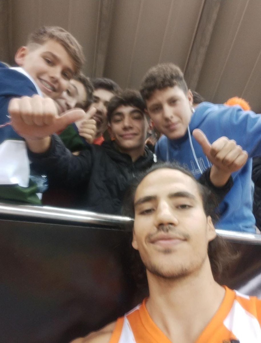 BasketXiria's tweet photo. #PartidoLeymaCoruña
Algúns dos #Nosos Infantís e Cadetes co noso xogador @pauisernmaza, que volviu a desfrutar de minutos con  @basquetcoruna no partido desta tarde no #NofornodeRiazor https://t.co/pYNHJmTisD