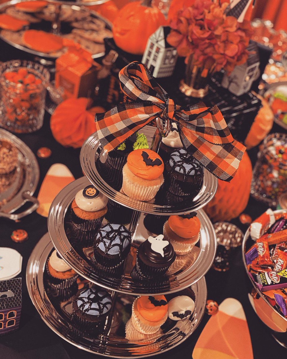 Happy Halloween weekend! 🎃🧁