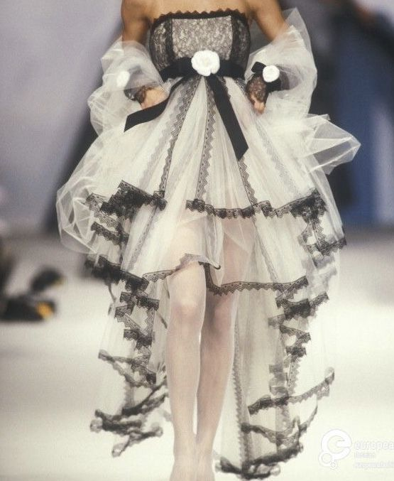 archivedlooks's tweet photo. Chanel ss90 https://t.co/j8PDQ5dhPm