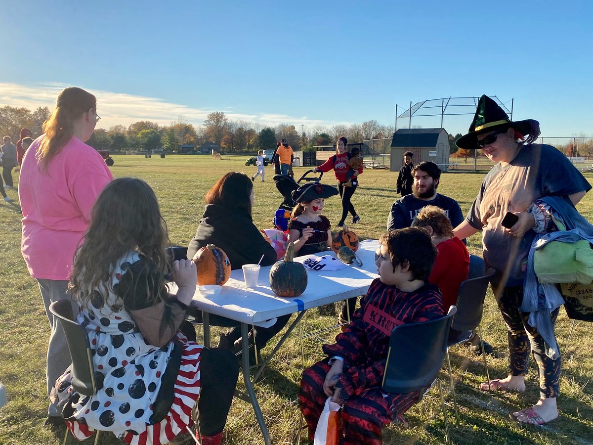 Mr_McCreryHHS's tweet photo. WAY TO GO Varsity H! It was a very successful first Fall Festival. So proud of our student athletes &amp; the work they put in to make it a great event. THANK YOU! To the many volunteers &amp; people who donated their time &amp; resources. THANK YOU to all who came out! We hope you had fun! https://t.co/1L8VB11J45