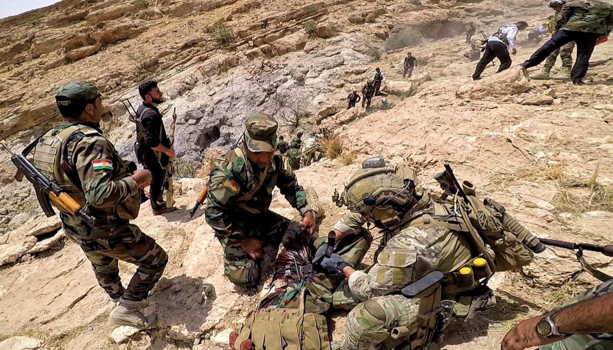tacticalporn's tweet photo. 🇧🇪Belgian SFG member applying a tourniquet to a wounded Kurdish soldier during an operation circa 2020.
#TCCC #CAT #SFG #Fn40GL #SCAR https://t.co/keTwEuvl0z