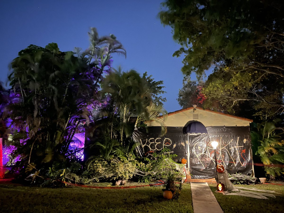 DivineNymphs's tweet photo. Haunted House 🏚 party with @FWBtweets absolutely SLAYED this weekend 🔪👹🔥 #305 https://t.co/uM5nYFNqPN