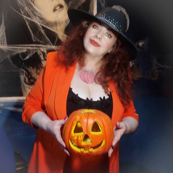 Oggi mi sento una zucca 🎃🤪🎃 #halloween #31ottobre #party #horror #zucca #ilmondodiatlantis #notte #roma<a href="/tag/halloween"class="tags">#halloween</a><a href="/tag/31ottobre"class="tags">#31ottobre</a><a href="/tag/party"class="tags"><span>#party</span></a><a href="/tag/foryou"class="tags"><span>#foryou</span></a><a href="/tag/notte"class="tags"><span>#notte</span></a><a href="/tag/horror"class="tags"><span>#horror</span></a><a href="/tag/roma"class="tags"><span>#roma</span></a><a href="/tag/zucca"class="tags"><span>#zucca</span></a><a href="/tag/follow%EF%BD%8De"class="tags"><span>#followｍe</span></a>