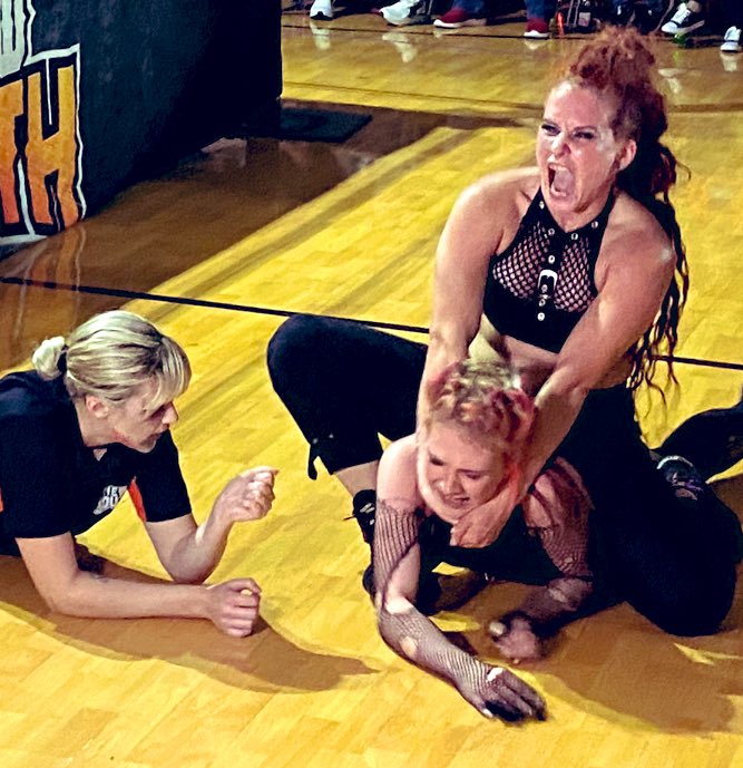 “Yep it’s me. So you’re probably wondering how I got myself into this situation.” No spoilers, but Excellent work by @KenziePaige_1 @kyalexxxa @mashaslamovich @refallisonleigh and @NewSouth_PW in this casket match 😳, +everyone else in matches from start to finish. #DevilsNight