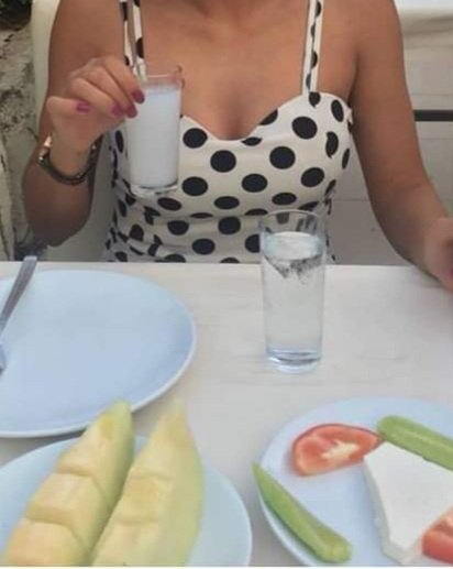 Çiğlide günlük Kiralık evdeyim ilk defa birlikte olduğumuz tek erkeğimle güne güzel bir rakı keyfi yapıyorum