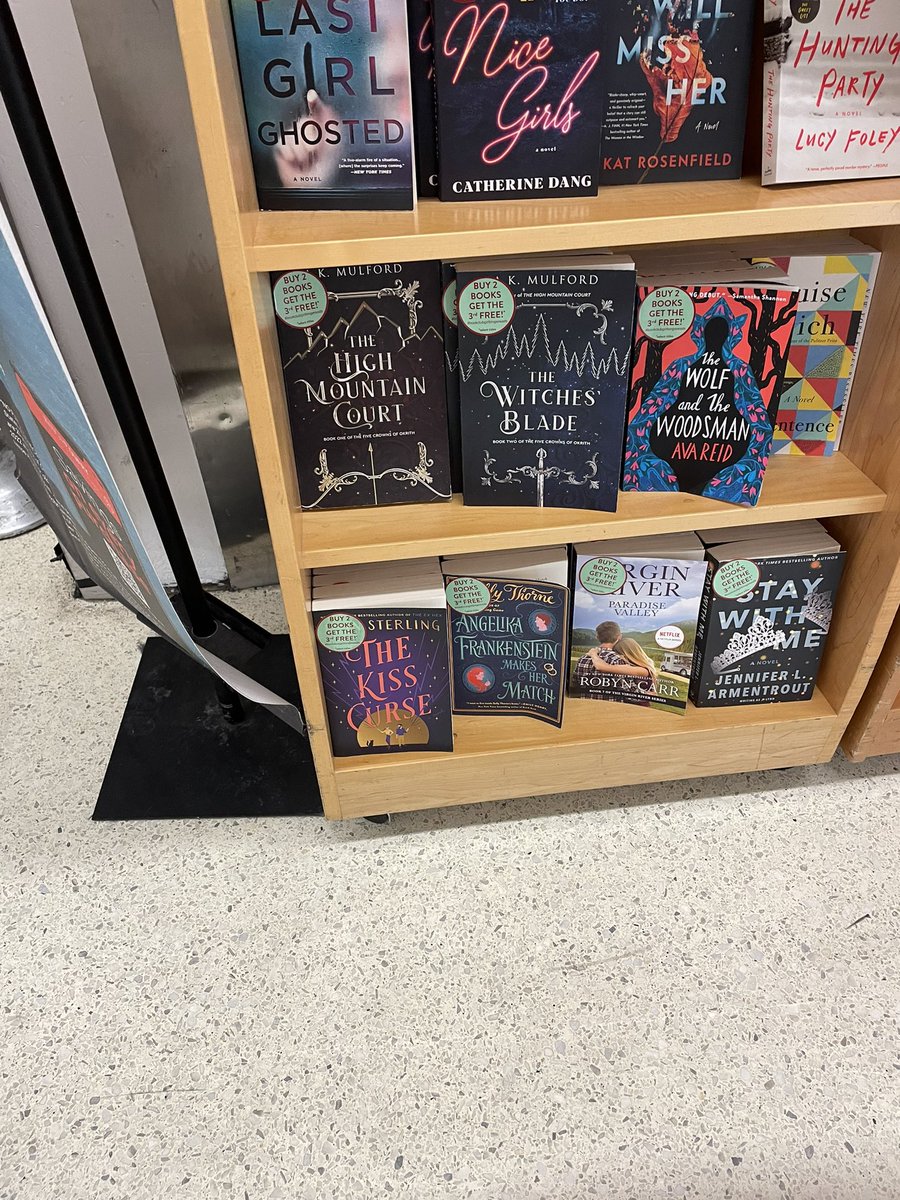 Enjoy seeing authors I follow in airports! Today was @anndcardinal (Lin got that picture) and also <a href="/LadyHawkins/">Rachel Hawkins/Erin Sterling</a>!!