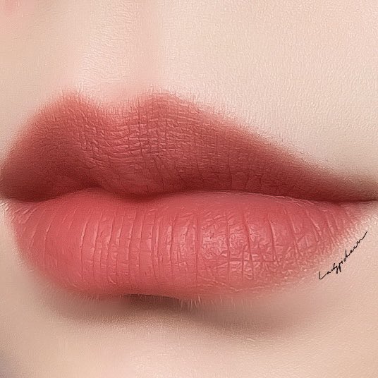 สีสวยมากกก เนื้อดีมากๆๆ Naree Ultra Matte Liquid Lipstick ลิปจิ้มจุ่มเนื้อแมตต์ เนื้อเนียนละเอียดมากๆ เวลาเม้มปากไม่เหนียว ลุคนี้คือพิชามใช้ทาแก้มด้วย ทาปากด้วย สวยมาก บิ้วสีเพิ่มได้ สีเค้าชัดแน่น พิชามชอบขนาดแท่งลิปของเค้ามากๆ ใส่ในกระเป๋าพกง่ายมากเลย