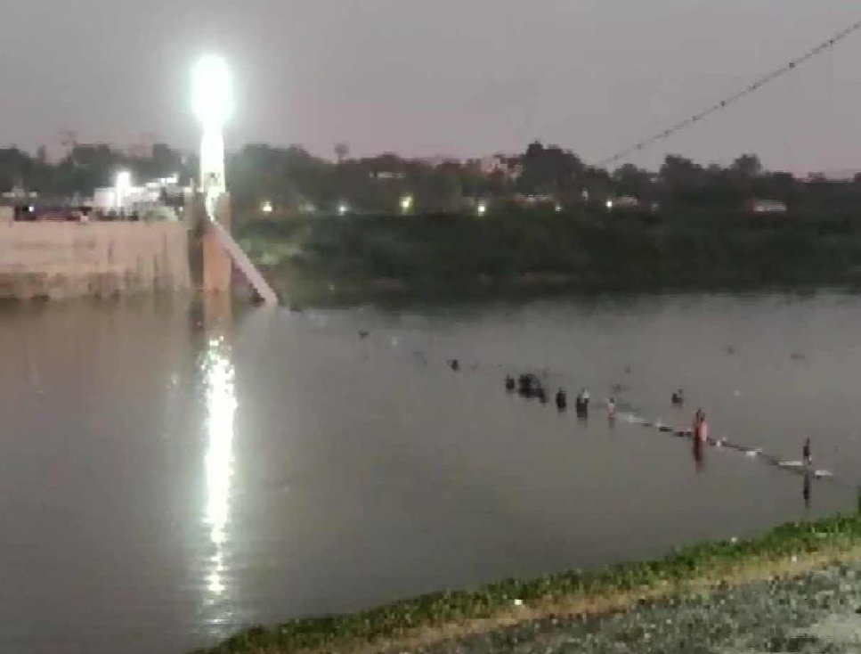 #Gujarat: 32 dead in Morbi suspension bridge collapse.
At least 32 people, including children, were killed and over 100 were missing as the suspension bridge on the #Machhu dam in Gujarat's #Morbi collapsed on Sunday evening: Local officials.
#Gujarat
#bridgecollapse