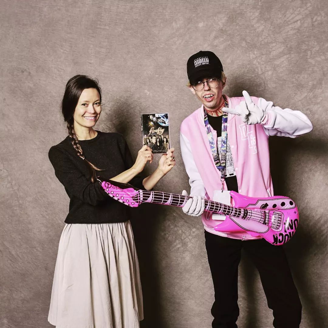 summerglaucom's tweet image. Summer hanging out with fan at Hal-Con in Halifax, Nova Scotia, Canada this weekend.
I hope you have a happy Halloween.
#summerglau #halcon #halcon2022 #halifax #firefly #terminator #arrow #tbbt

(Credit photo: FB user Nick Baros-Johnson)