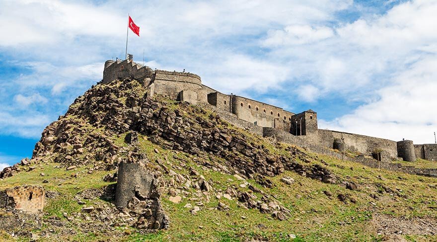 "Ehli İslâm olan işitsin bilsin
Can sağ iken yurt vermeyiz düşmana
Doğdu koç yiğidin şan almak günü
Can sağ iken yurt vermeyiz düşmana"

Serhat Şehrimiz Kars'ın düşman işgalinden kurtuluşunun 102.Yılını kutluyor,canını siper eden Aziz Şehitlerimizi rahmet ve minnetle anıyorum🇹🇷🇹🇷