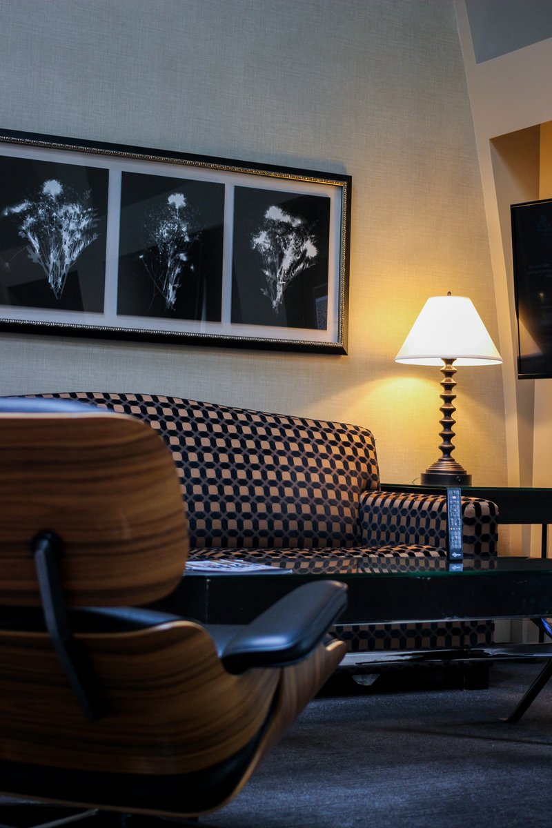 BlackstoneHotel's tweet image. Timeless, elegant, legendary. Strolling through our hotel is like walking through a piece of art.