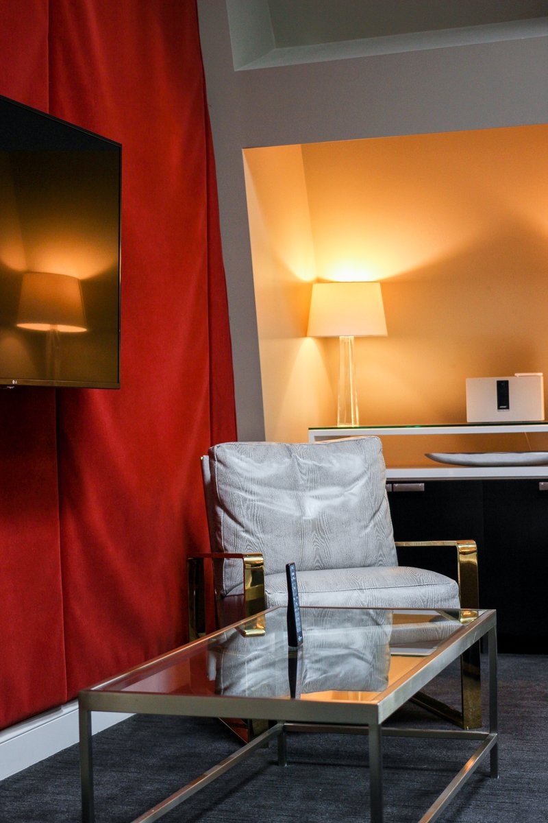 BlackstoneHotel's tweet image. Timeless, elegant, legendary. Strolling through our hotel is like walking through a piece of art.