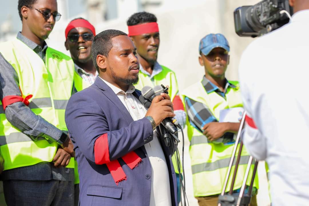 MoysFGS's tweet photo. 1/2 The minister of Youth and Sports, has led a wide campaign launched by @MoysFGS today to help the victims of the disaster that the AS enemy killed the Somali people yesterday. This campaign started today by cleaning the place where the disaster happened, https://t.co/vFJlmSgtNS