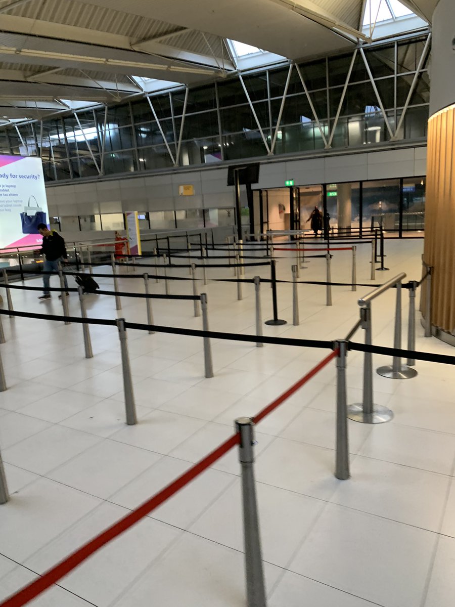 rawvogel's tweet photo. #schiphol # drukte # drukteschiphol 🙈laat me niet lachen. Wat een nep nieuws! https://t.co/QXE9RAvXa5