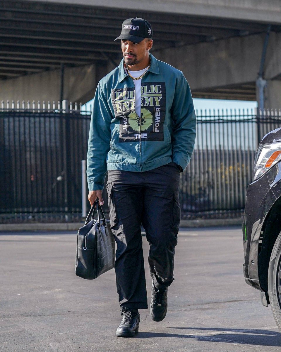 TreyfromNY's tweet photo. all black AF1s against the steelers 👀 https://t.co/P1B6InEn13