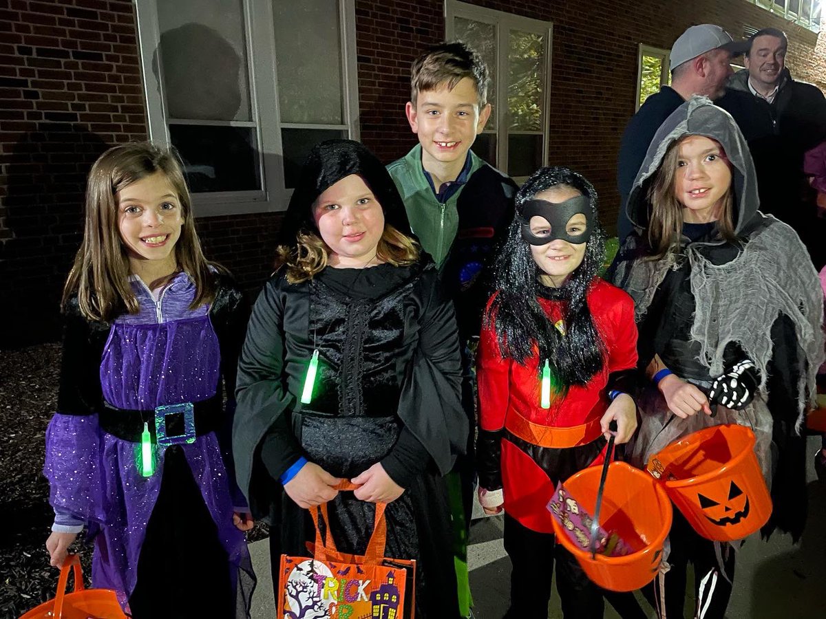 MercymountCDS's tweet image. It was a fa-boo-lous evening filled with lots of treats at Mercymount’s 3rd Annual Trunk or Treat!  Thank you to all who helped make this night such a spook-tacular success!