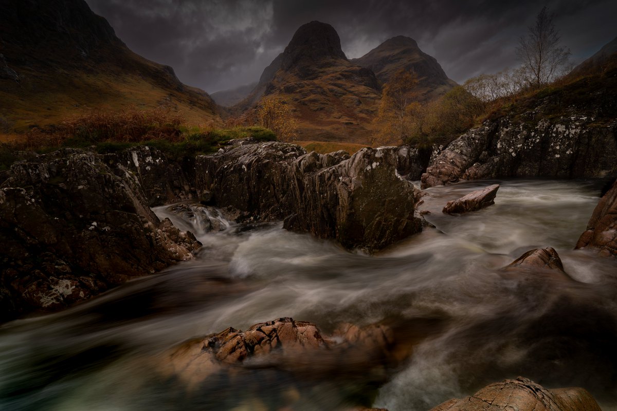 CHPhotography15's tweet photo. Did anyone notice anything strange today in Glencoe?
I thought it was a dust spot at first.
Look a little closer...
@VisitScotland @ScotsMagazine @TGOMagazine @OPOTY   #scotland #glencoe https://t.co/Qp1YgVv1FT