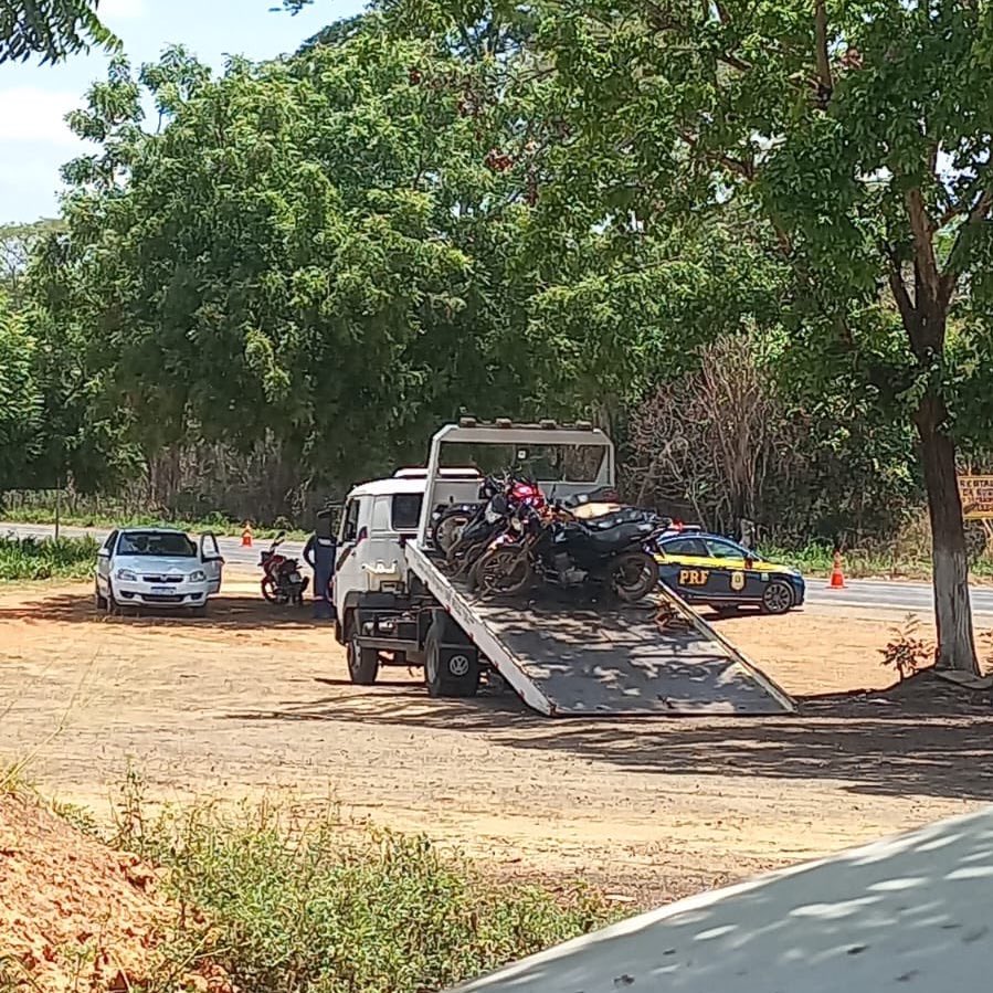 choquei's tweet photo. PRF com criminoso que atirou contra a corporação // PRF com o povo do Nordeste que só quer votar

DEIXEM O NORDESTE VOTAR! https://t.co/zOd0RWDFbQ
