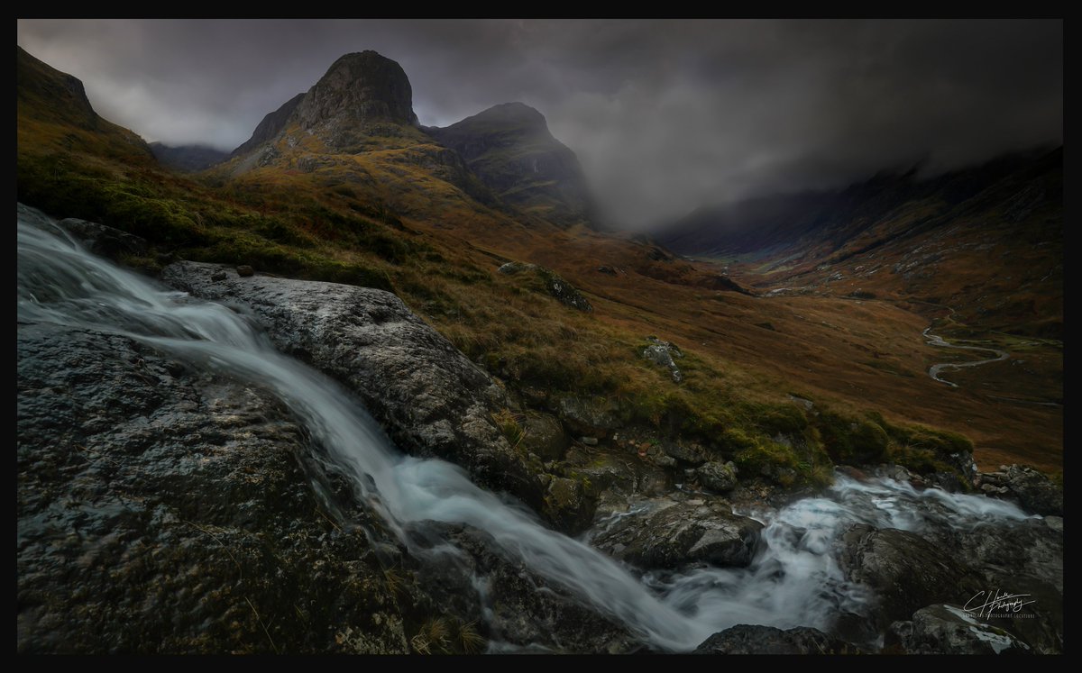 CHPhotography15's tweet photo. Did anyone notice anything strange today in Glencoe?
I thought it was a dust spot at first.
Look a little closer...
@VisitScotland @ScotsMagazine @TGOMagazine @OPOTY   #scotland #glencoe https://t.co/Qp1YgVv1FT