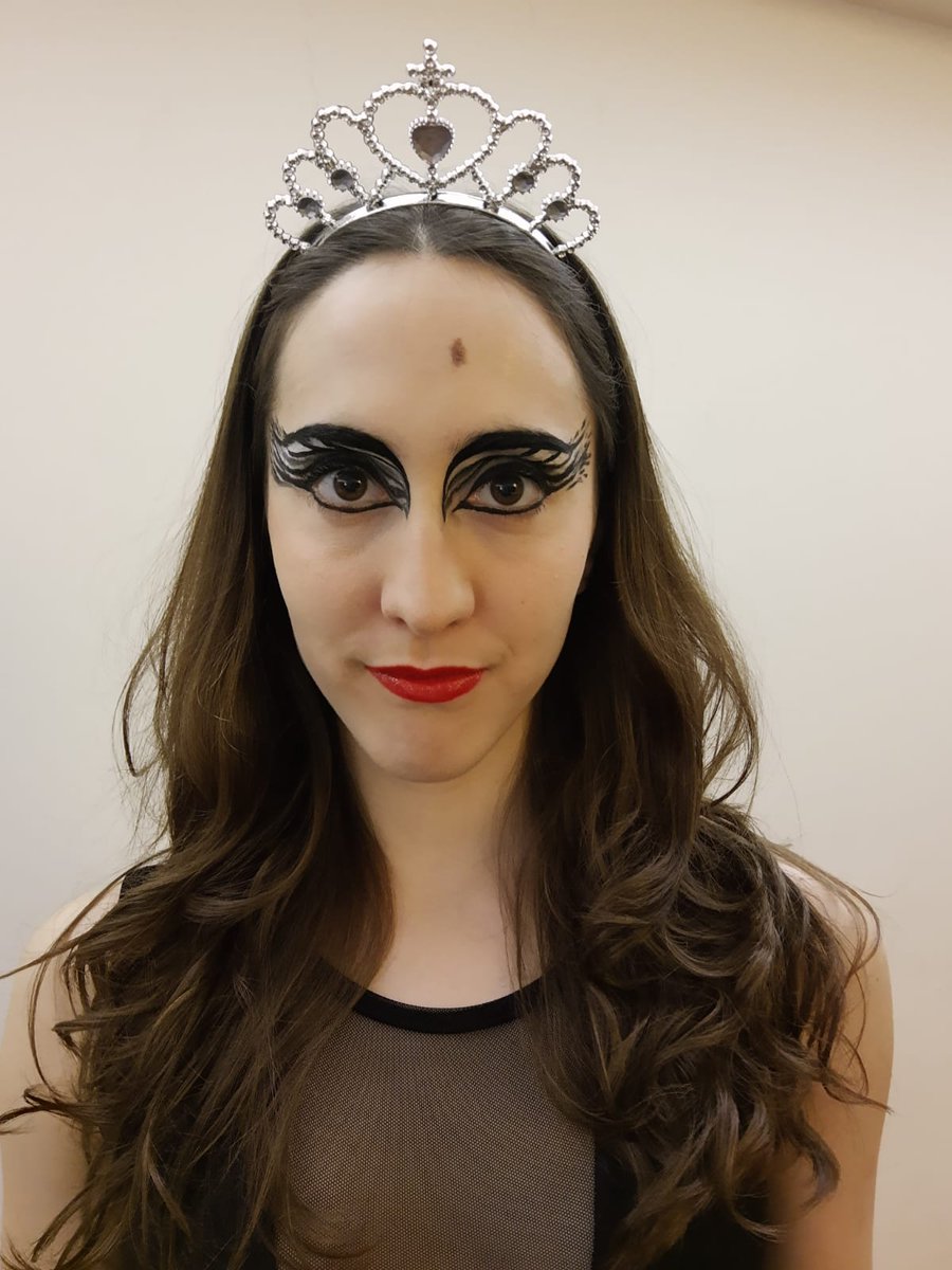 ConiDOdorico's tweet photo. obvio que la bailarina se disfrazó de cisne negro https://t.co/Xjn3hNkxIJ