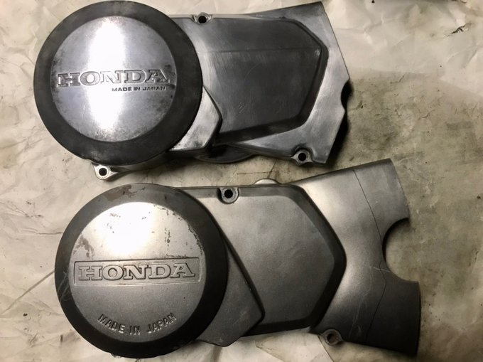 前のエンジンカバーを使い回そうとしたらニュートラル線の辺りが微妙に干渉して合わなかったので今回のカブ用のをカットして磨く 