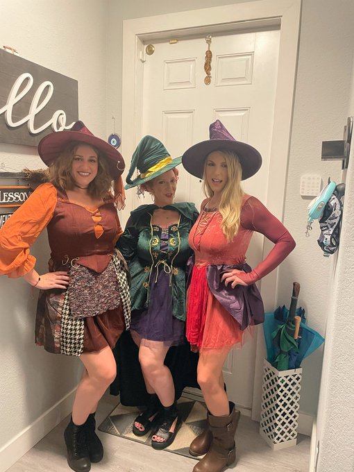 ✨🧹 Happy Halloweekend from the Sanderson Sisters 🎃✨ https://t.co/s5OtChQ4rn