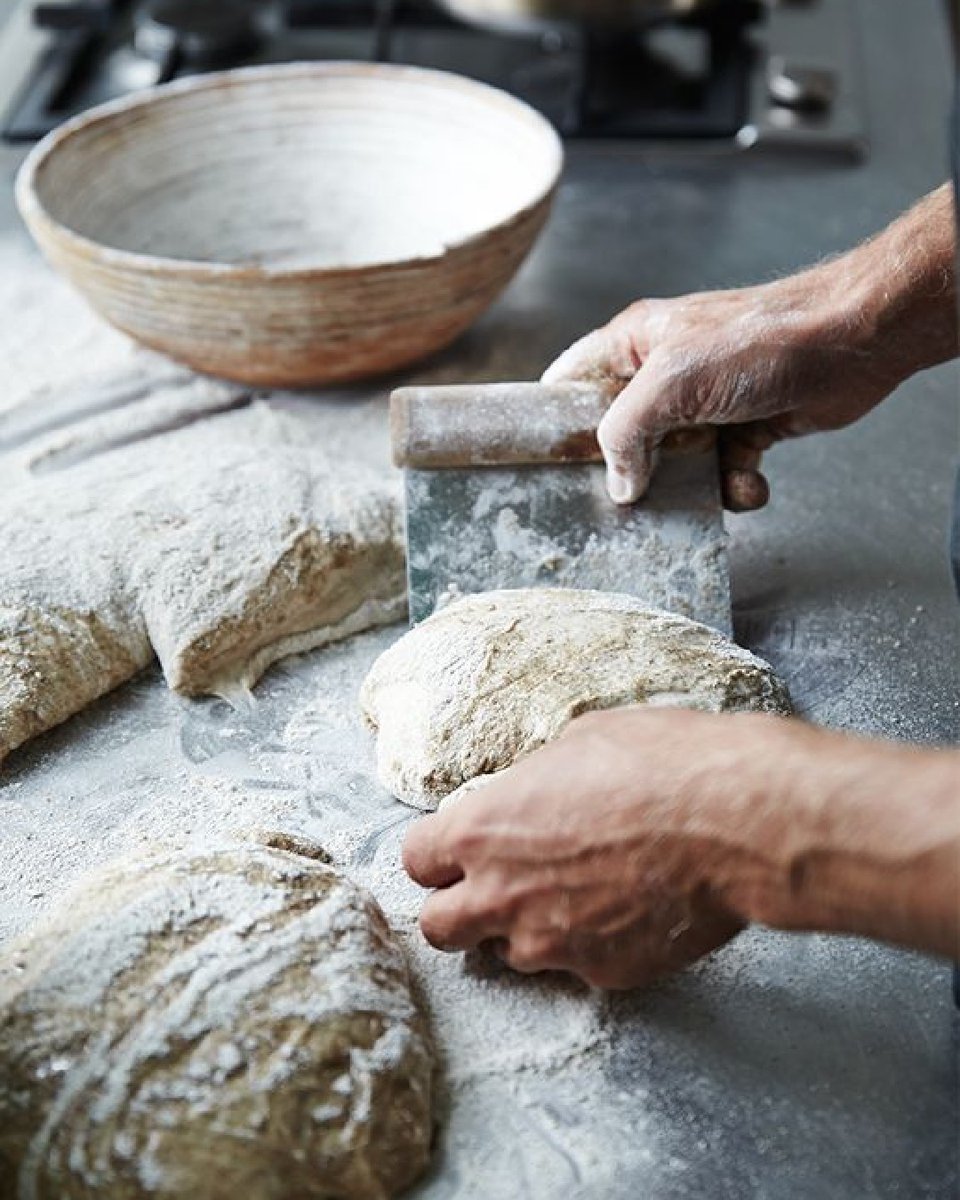 BREADBAR_LA's tweet photo. 👉 👉 Dividing #dough by hand. An essential step of our #Artisan #heritage. 🙏 to our dedicated #team.
#breadbar_la #breadbar #breadlove #lovebread #breadpassion #breadcraft https://t.co/yJYwpd0mn0
