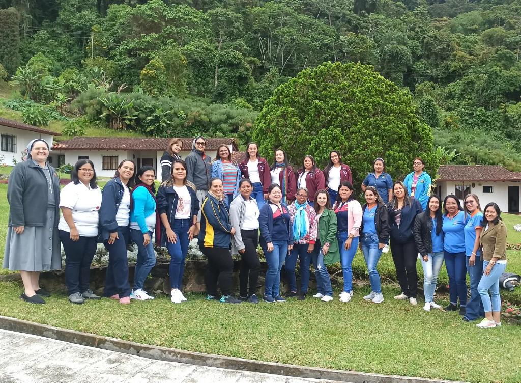 SAFANA_AMERICA's tweet photo. Entrenamiento SAFANA. Una experiencia que nos compromete a conocer, amar, vivir y anunciar Nazaret. #SAFANA #caminamoscontigo @Nazaretvzla https://t.co/X7grSXV4JR