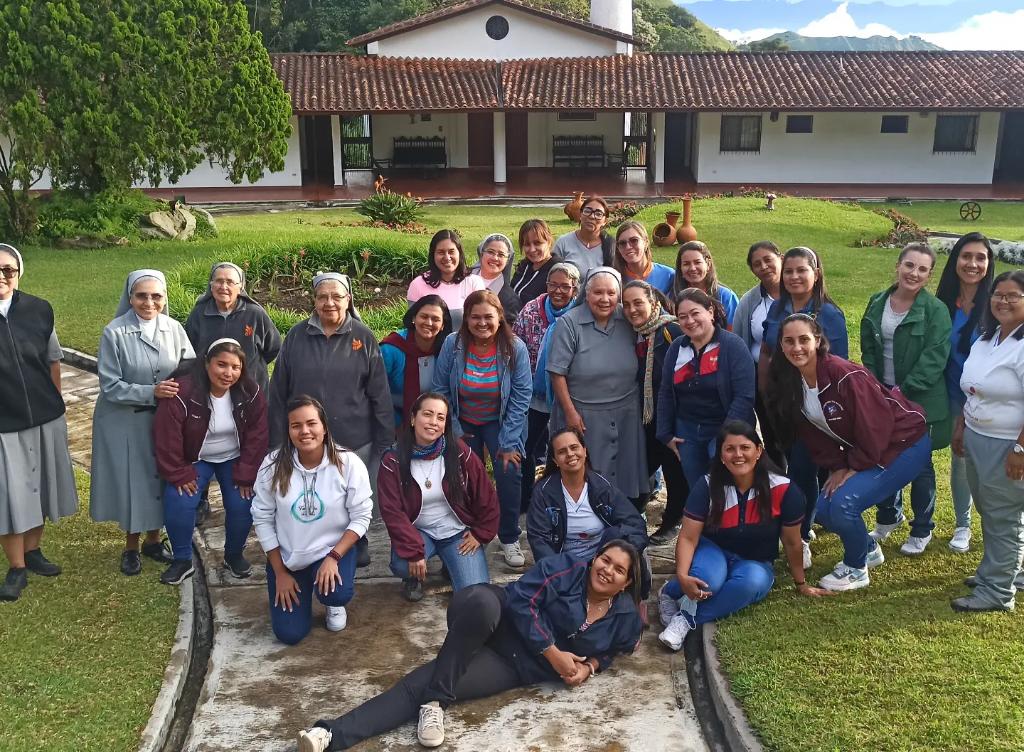 SAFANA_AMERICA's tweet photo. Entrenamiento SAFANA. Una experiencia que nos compromete a conocer, amar, vivir y anunciar Nazaret. #SAFANA #caminamoscontigo @Nazaretvzla https://t.co/X7grSXV4JR