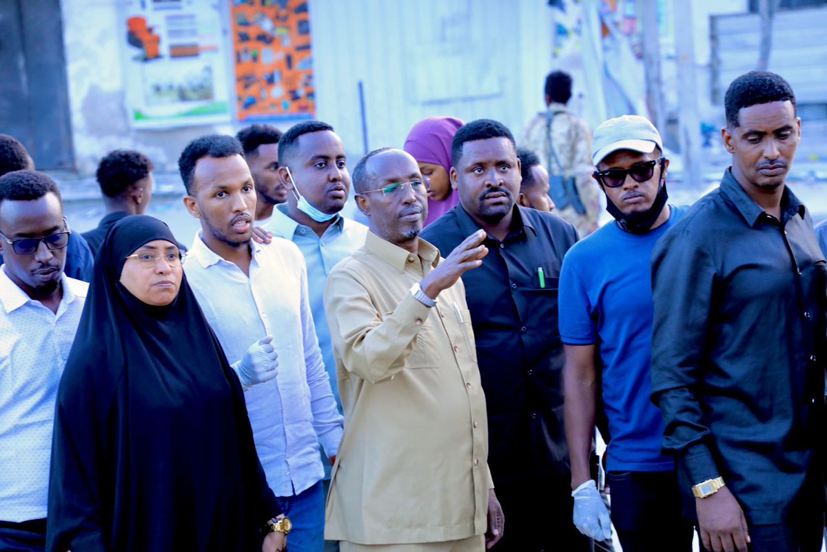 basma_amir's tweet photo. Kormeerka Guddiga Gurmadka Deg Dega ee G.Banadir uu nagu wehliyay Gudoomiyaha G.Banadir ahna Duqa magaalada #Muqdisho Mudane Yusuf Xuseen Jimcaale  Madaale waxaan tagnay Goobtii Qaraxa uu kadhacay oo wali uu ka soconayo Howlgalka lagu baadi goobayo dadka wali la'yahay https://t.co/MAPEySBuAj