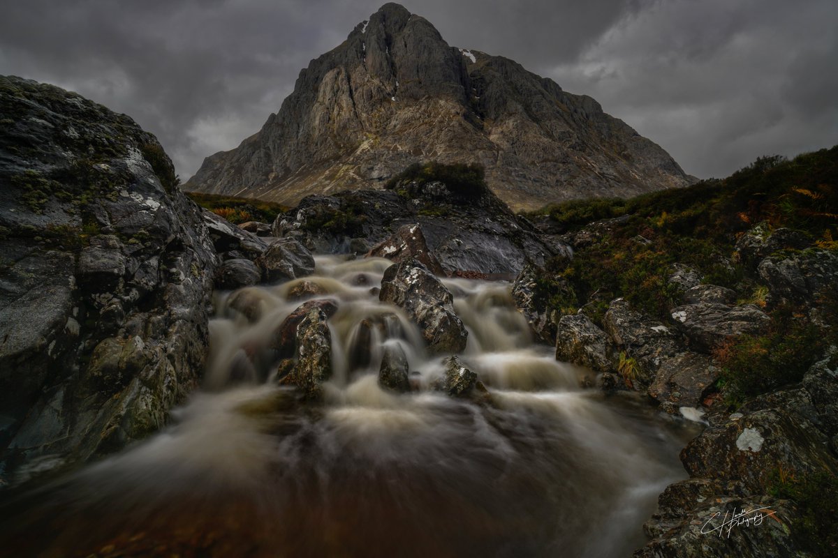 CHPhotography15's tweet photo. Did anyone notice anything strange today in Glencoe?
I thought it was a dust spot at first.
Look a little closer...
@VisitScotland @ScotsMagazine @TGOMagazine @OPOTY   #scotland #glencoe https://t.co/Qp1YgVv1FT