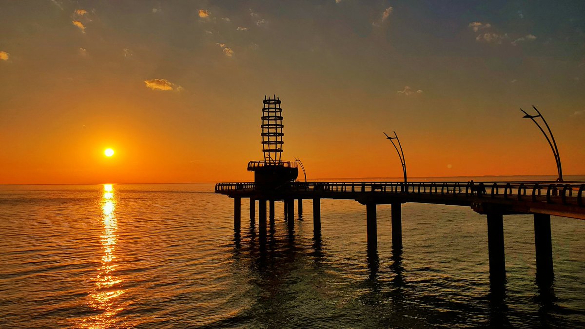 JustOutAndAbout's tweet photo. The thick fog that blanketed Burlington this morning gives me a perfect excuse to post photos of last Sunday's sunrise at Spencer Smith Park. Such a beautiful way to start a day. 
#sunrise #sunday #BurlON #haltonregion  #DiscoverON #october https://t.co/zbL7H7VcDq