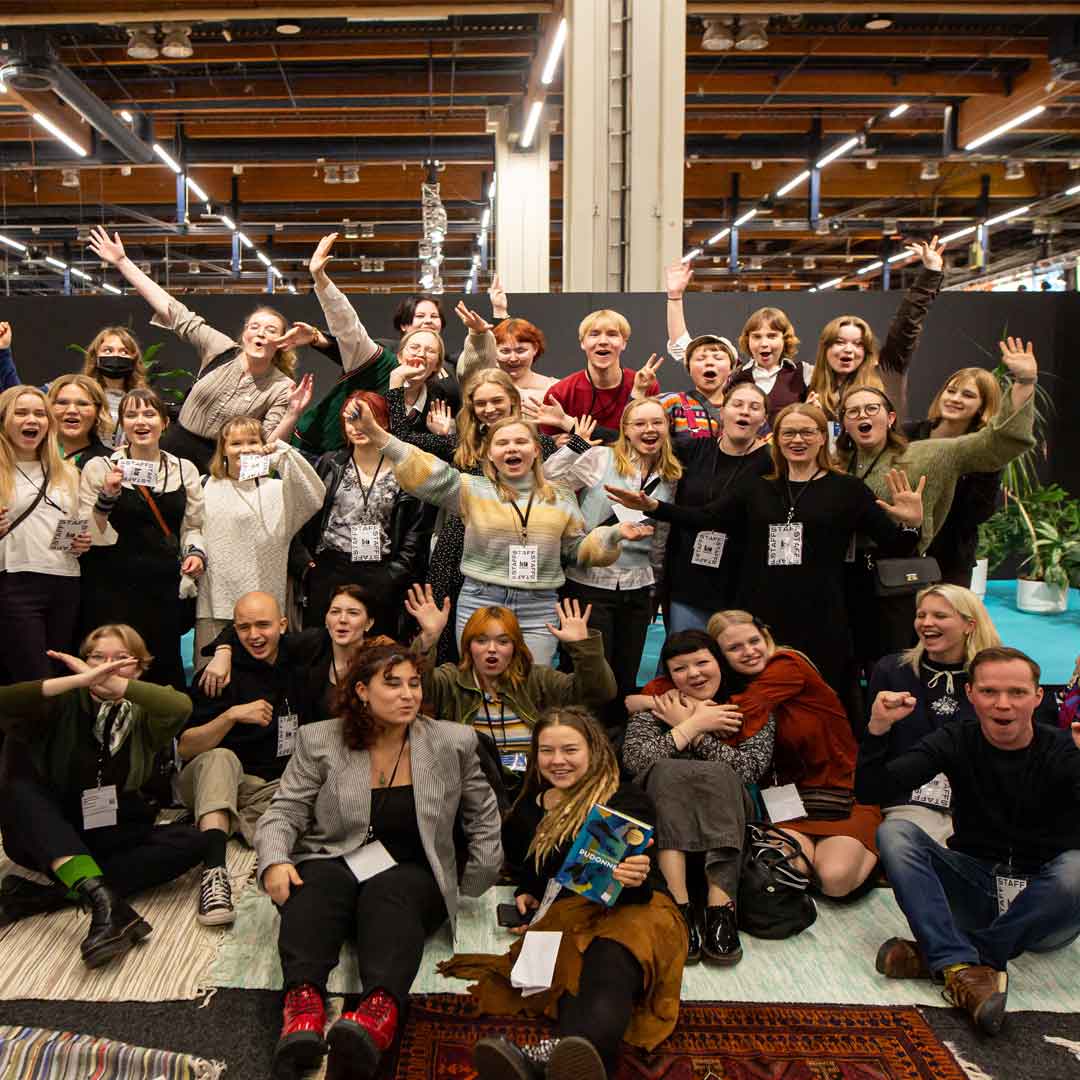 Ihanat neljä päivää kirjamessuja! 🤩Kiitos kaikille mukana olleille - ensi vuonna taas nähdään! Kuvassa iloisia KirjaKallion opiskelijoita, jotka tekivät Kallio-lavan ohjelman. Kiitos myös heille! 

PS Messuilla vieraili yli 77 000 kävijää!