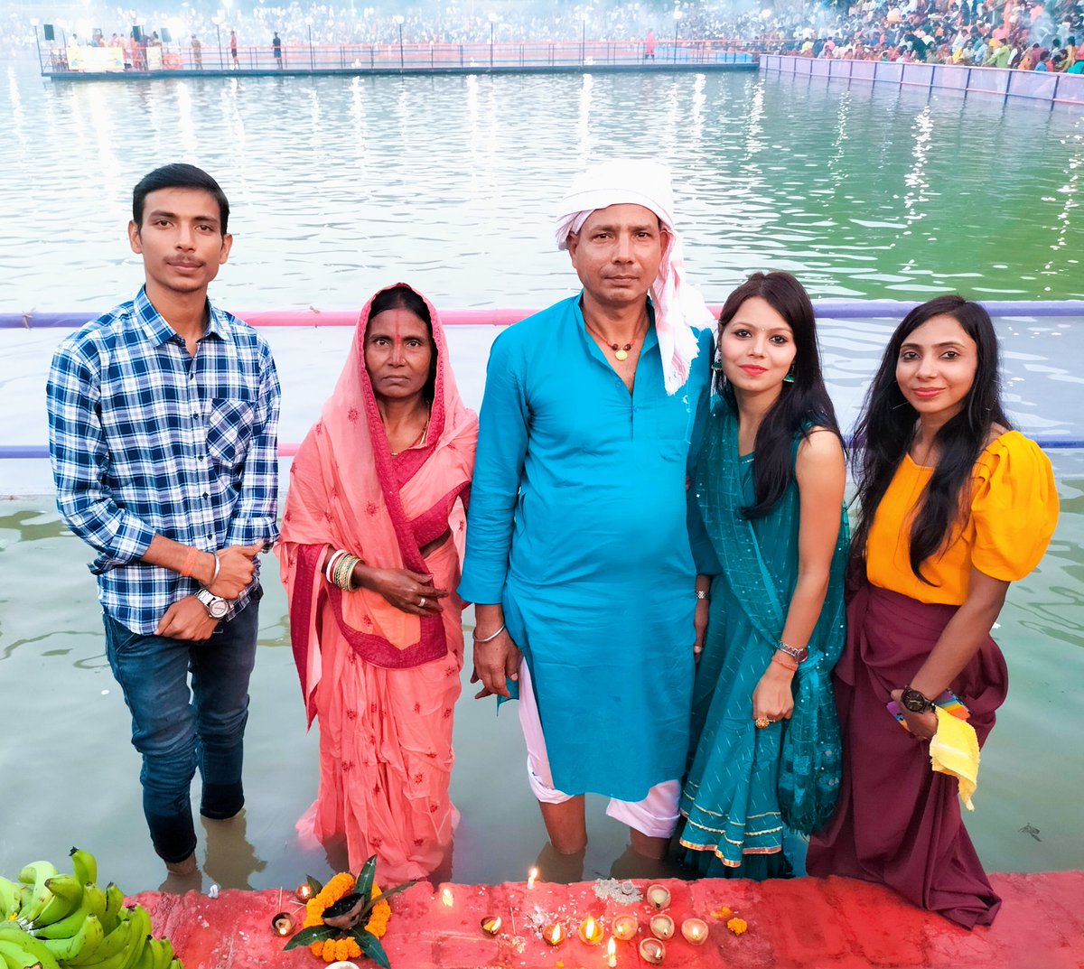 UOsantanu's tweet photo. संध्या अर्घ्य 
अस्ताचलगामी भगवान भास्कर को अर्घ्य अर्पण करते हुए 🙏
#जय_छठी_मईया ❤️🙏 https://t.co/KRoTHVFvIg