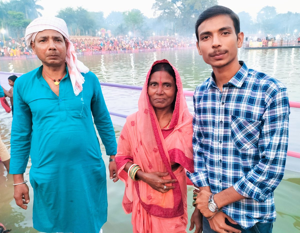 UOsantanu's tweet photo. संध्या अर्घ्य 
अस्ताचलगामी भगवान भास्कर को अर्घ्य अर्पण करते हुए 🙏
#जय_छठी_मईया ❤️🙏 https://t.co/KRoTHVFvIg
