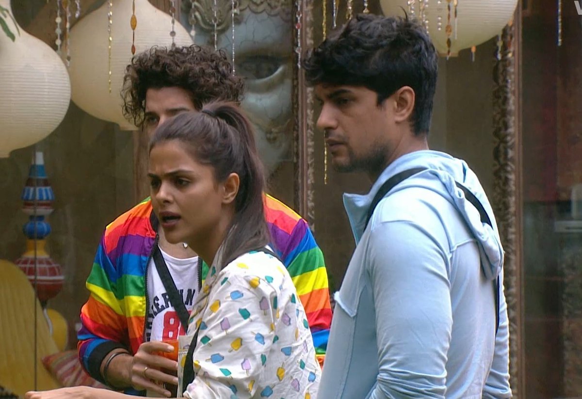 Priyanka: Aap ko kyun mile extra? Aap Shehzade ho? That guy: Haan mein hoon. Priyanka: Mujhe nahi lagte ho. 😭 #BB16 • #BiggBoss